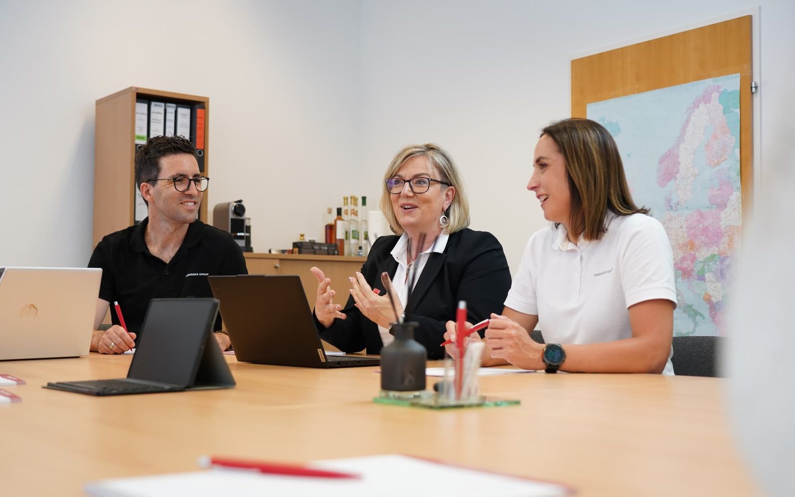 Team der Pieringer Group bespricht internationale Stoffströme vor der Europakarte