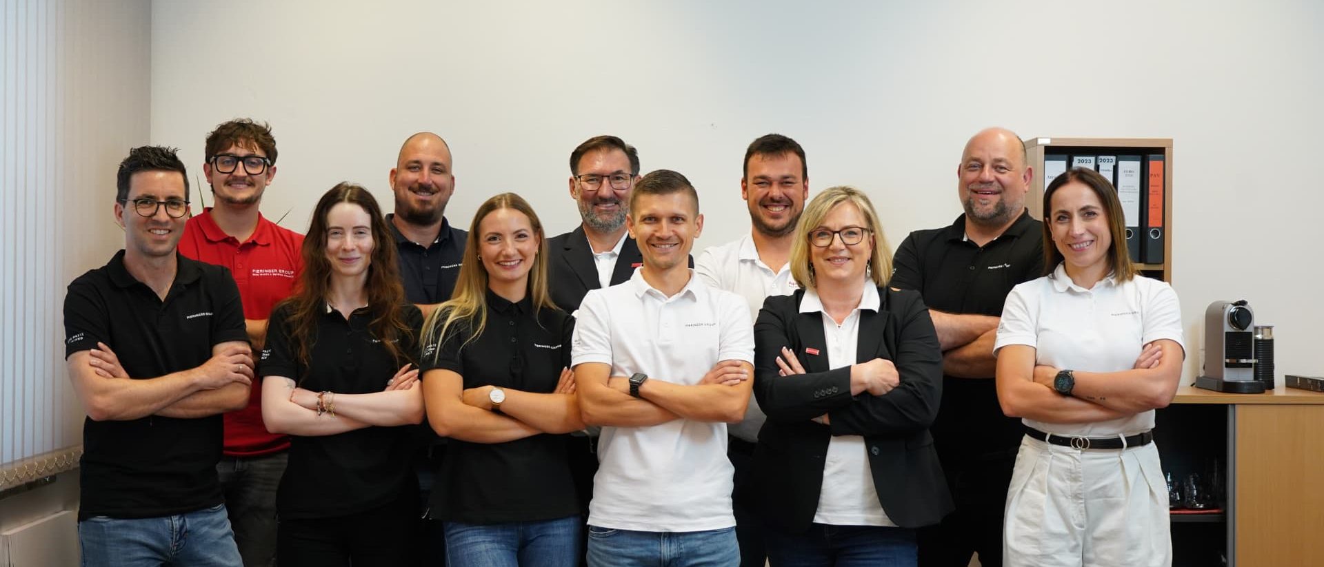 Gruppenfoto des Teams der Pieringer Group am Standort Neumarkt am Wallersee